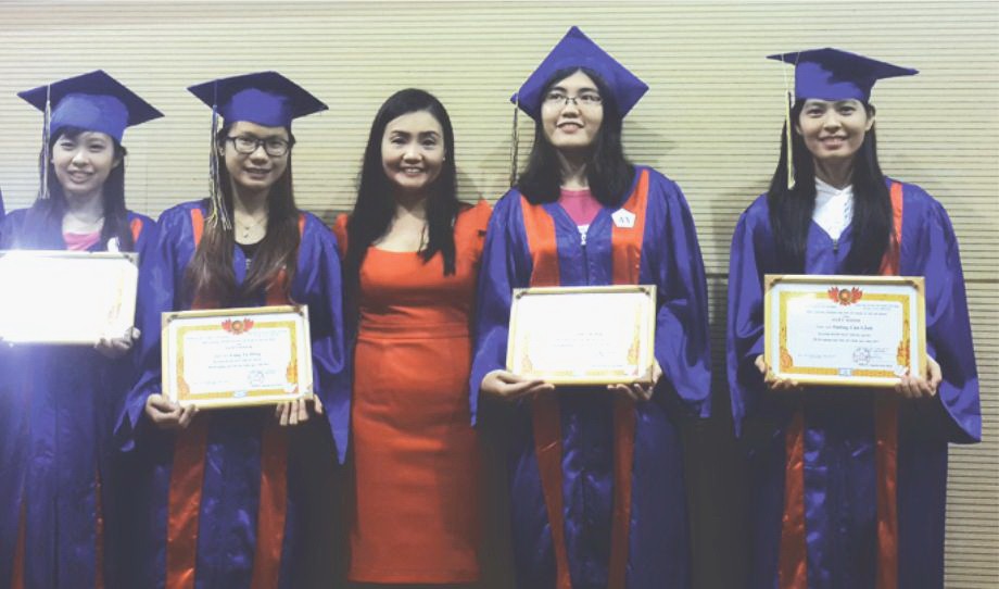 阮氏瓊雲主任頒獎狀給優秀生。（圖片來源：海韻）