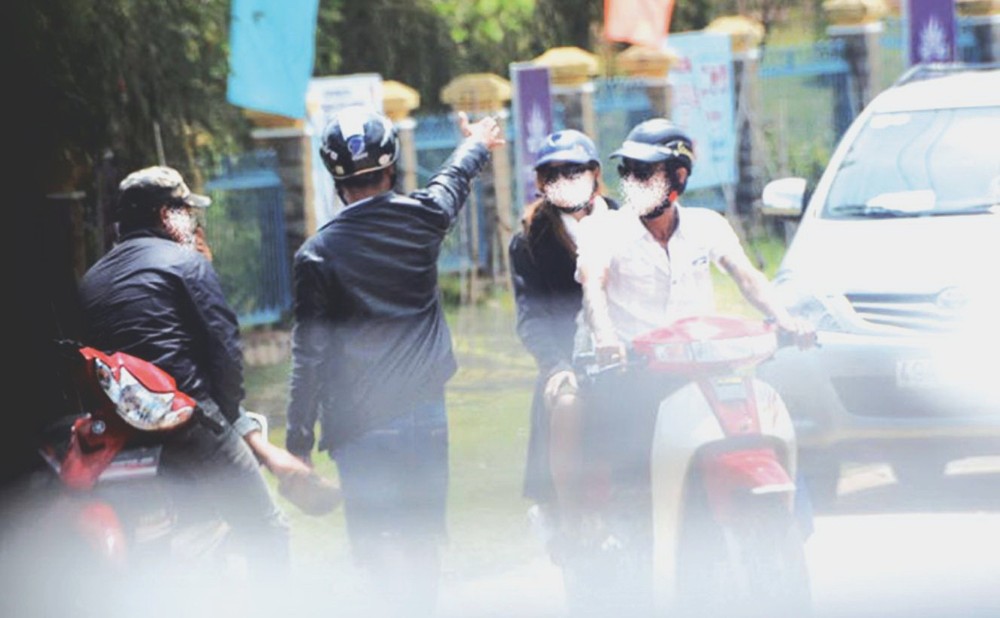 特產中介纏繞汽車、拉扯遊客。（圖片來源：互聯網）