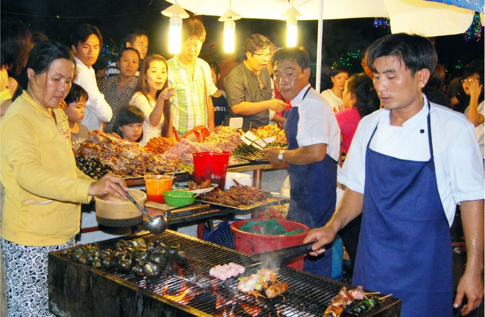 燒烤食物吸引眾人愛吃。（圖片來源：互聯網）