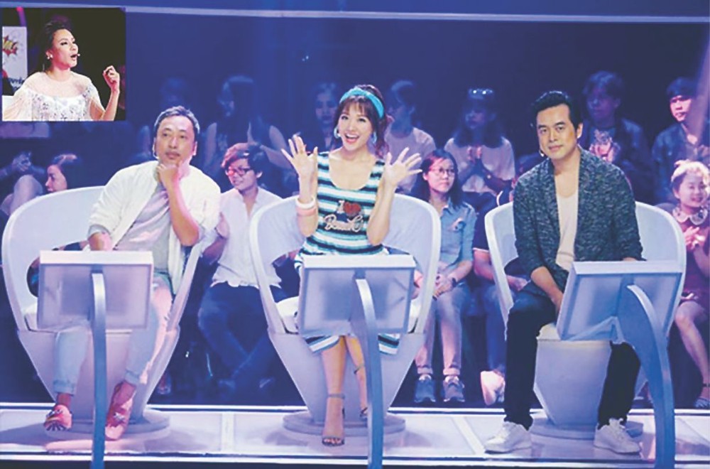 胡瓊香（小圖）被指因元荷莉坐在中間位置而氣憤不再擔任評判。（圖片來源：互聯網）