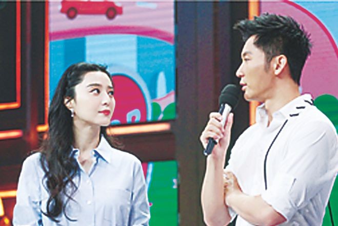 范冰冰＆李晨台上體貼甜蜜（圖片來源：互聯網）