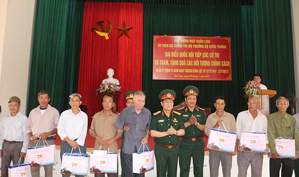 吳春歷大將看望河南榮軍及優撫家庭。（圖片來源：人民報電子版）