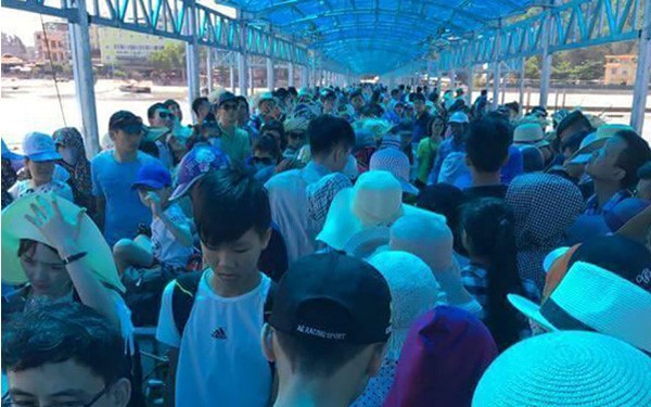 天氣惡劣上萬遊客被困姑蘇島。（圖片來源：互聯網）