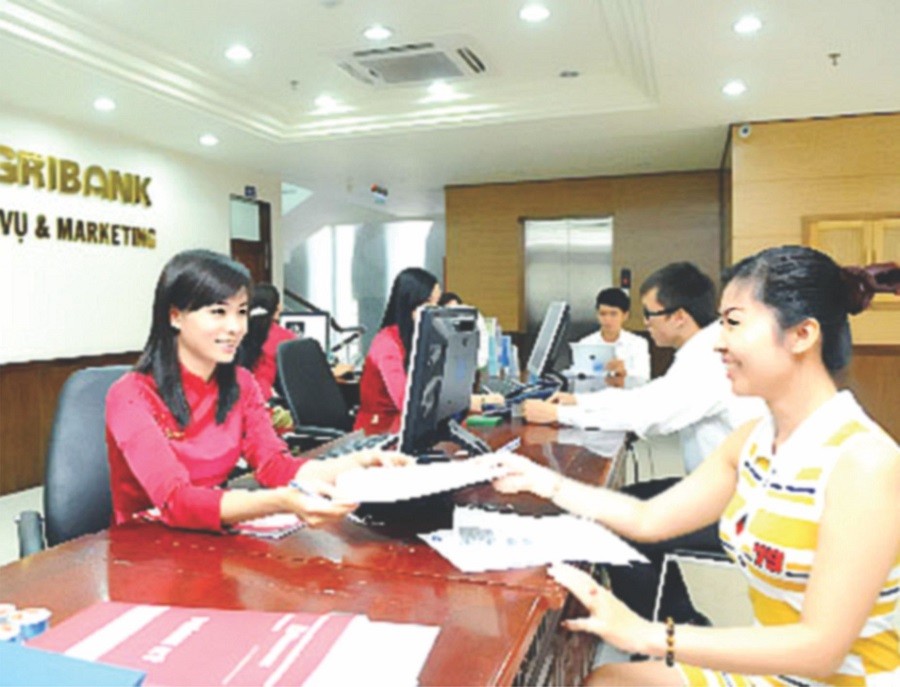 民眾在銀行進行交易。（圖片來源：互聯網）