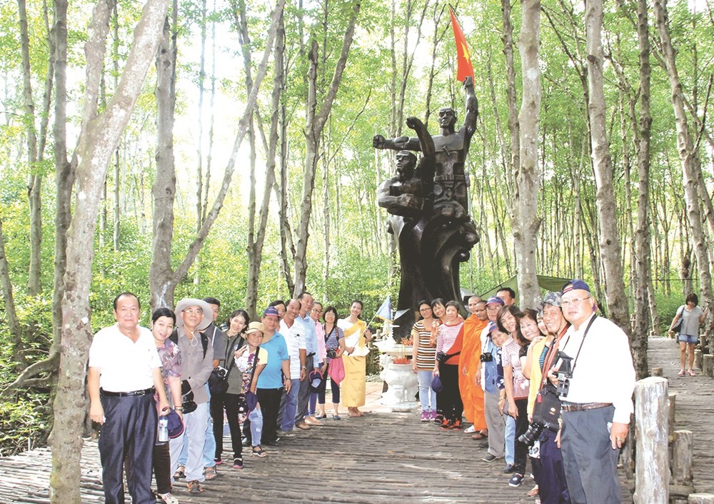 文藝工作者在紅樹林根據地留影。（圖片來源：仁建）