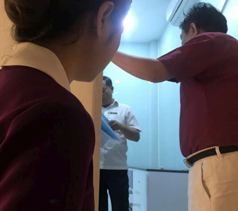 　　市衛生廳清查部門突擊檢查位於第十郡第十一坊 二月三日街147-149號的美容院。