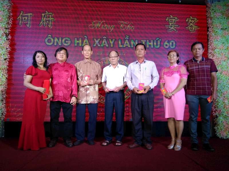 　　何冠忠伉儷（左起第一、二人）把樂助金交予各單位代表合照。