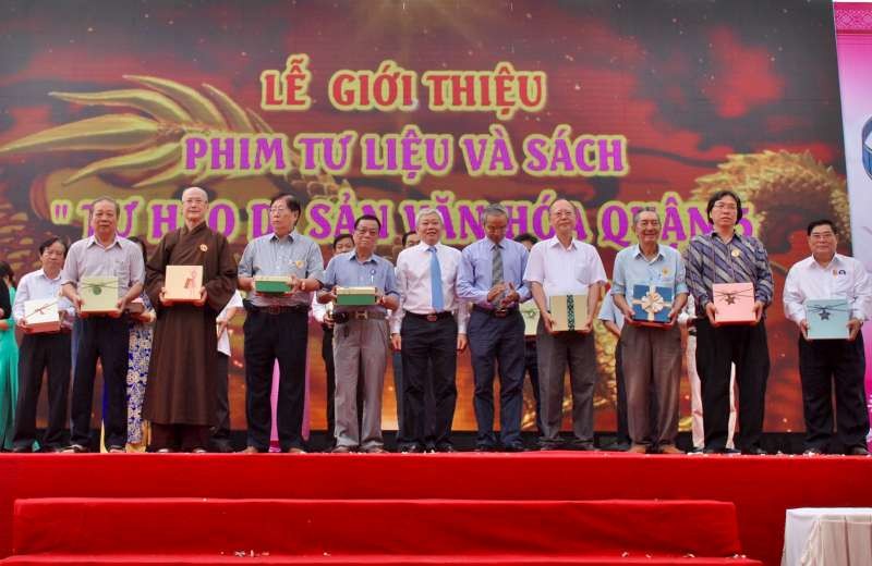 組委會向歷史遺跡及各贊助活動的單位贈送禮物。