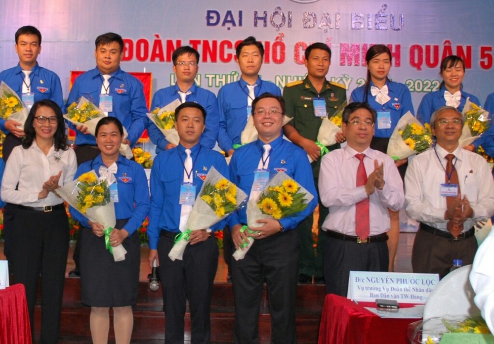 市、郡領導與新屆共青團書記郭忠孝 (前排左三)和執委會合照。