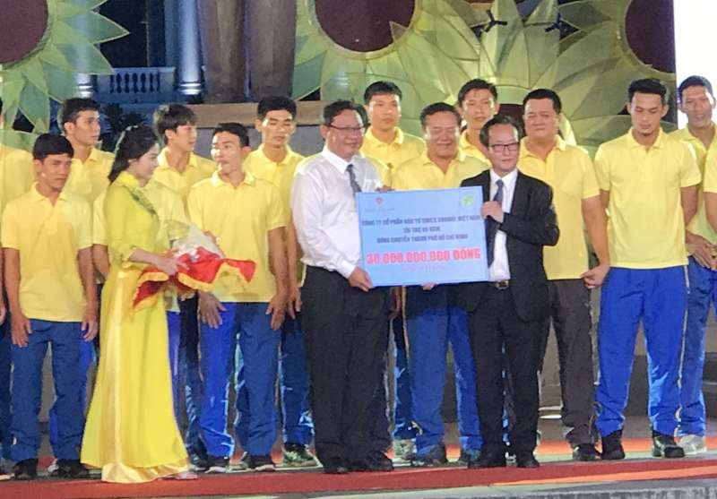 張豐裕先生（前排右一）向市排球協會贊助經費。