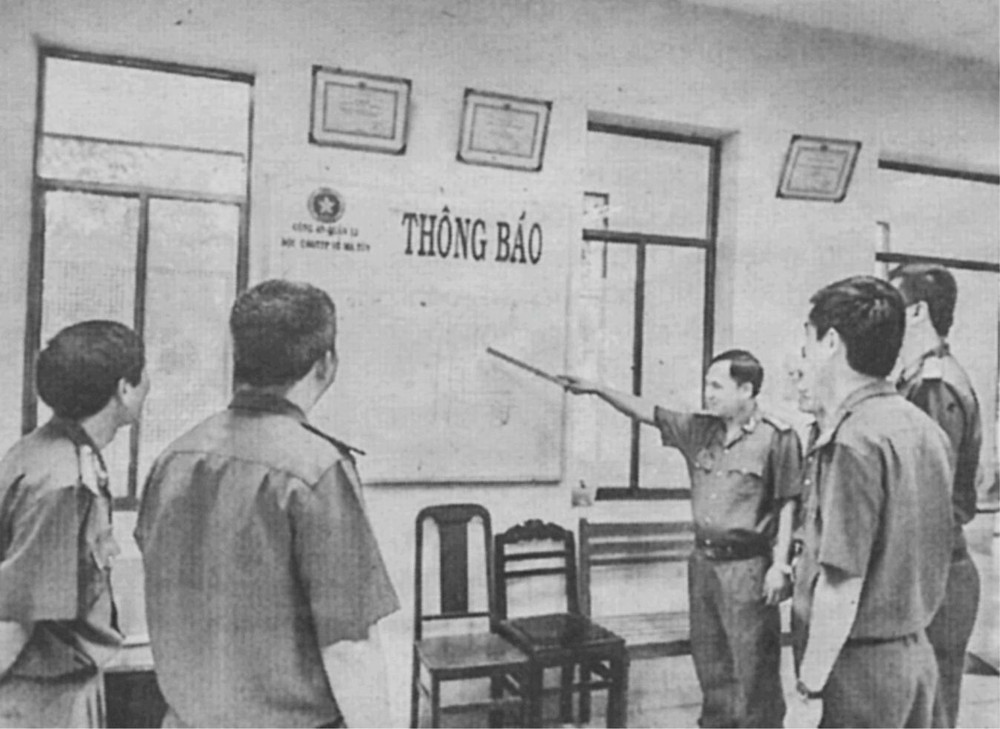 掃毒專案小組開會討論破案計劃。