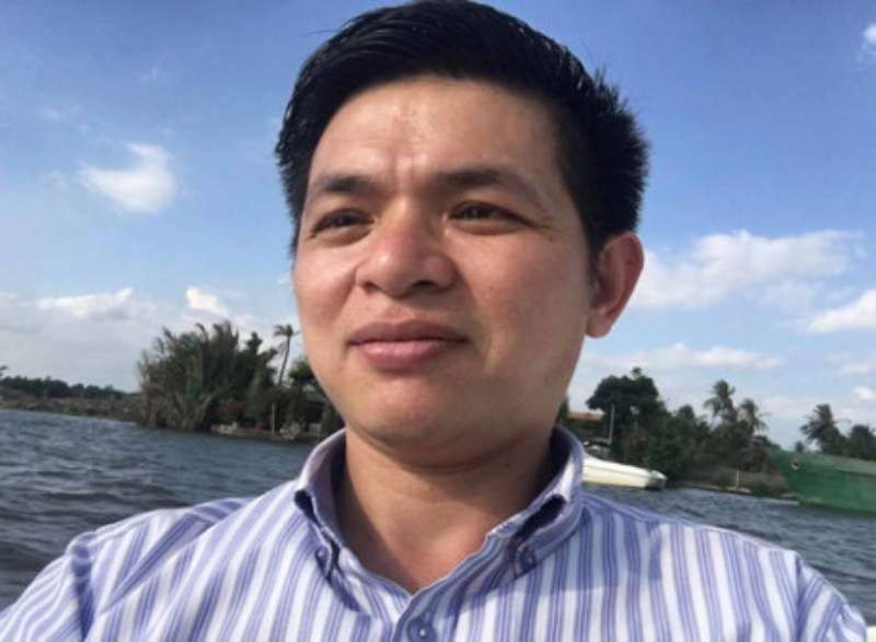 武國平(40歲，第一郡和平小學校學生家長)向政府辦公廳呈遞一份解散學生家長會的建議書。