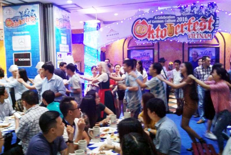 德國啤酒節的熱鬧場面。