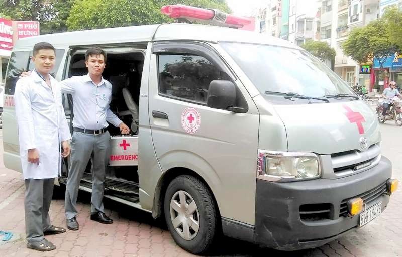 阮魯比(右)用他的救護車幫助許多窮困病人。