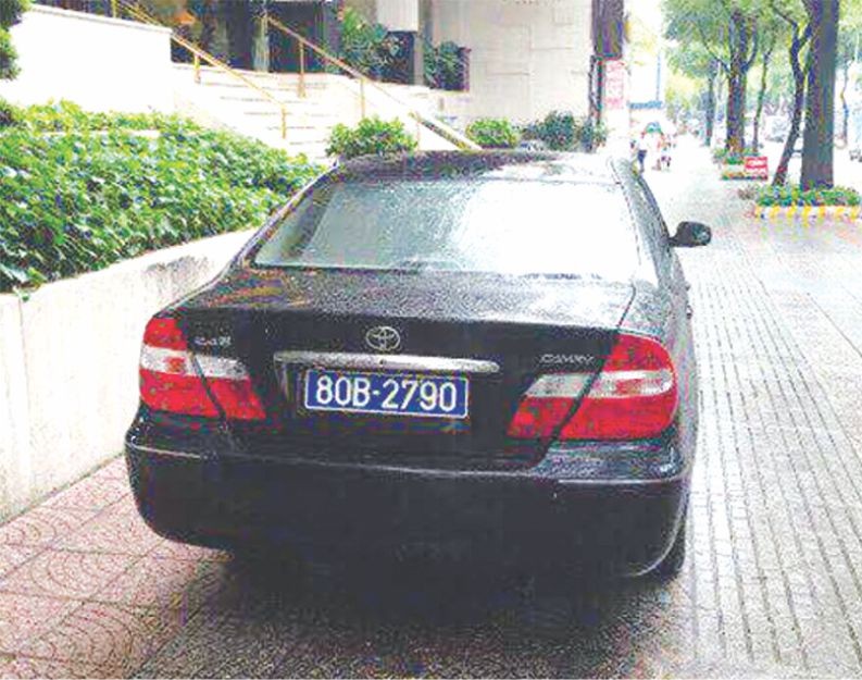 一輛80B藍牌汽車。