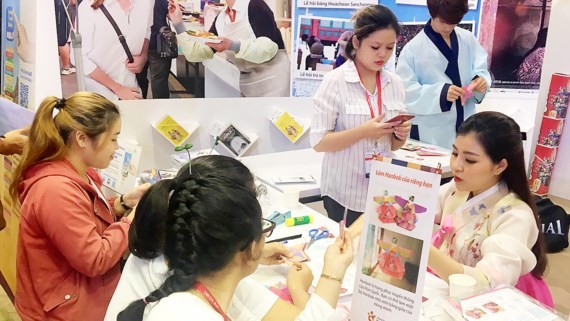 遊客在市旅遊盛會參觀及訂購旅程。