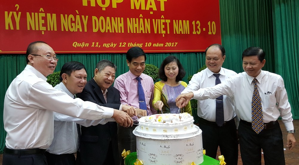 第十一郡領導與企業家協會代表切蛋糕慶祝。