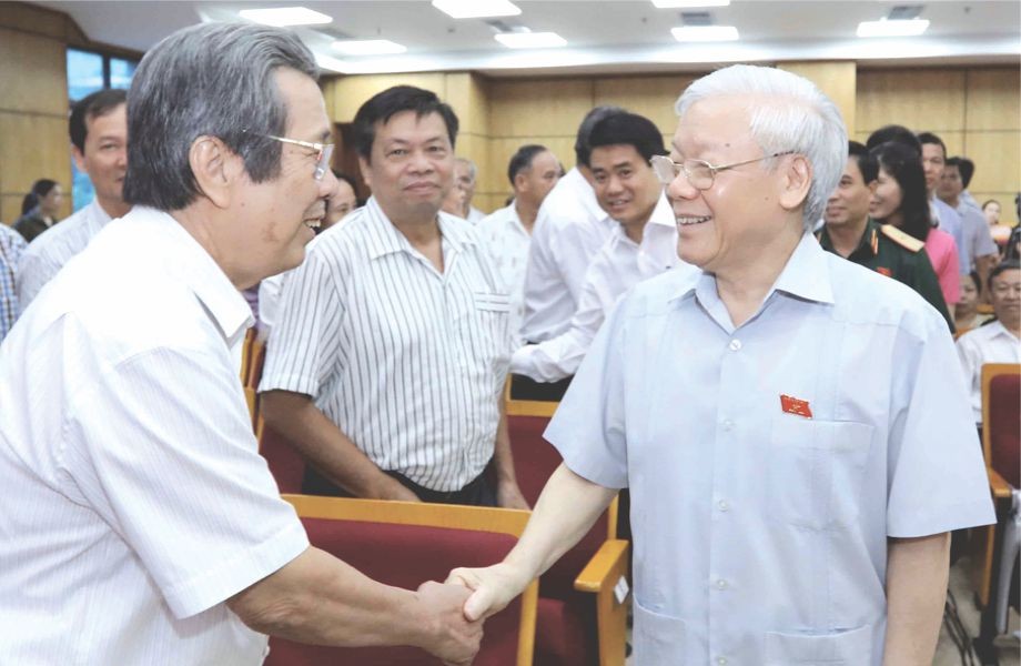 阮富仲總書記與選民交談。