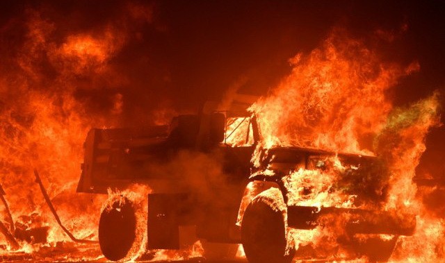納帕郡從8日到9日至少14處山火，消防員救火疲於奔命。圖為大火正吞噬一輛卡車。(Getty Images)