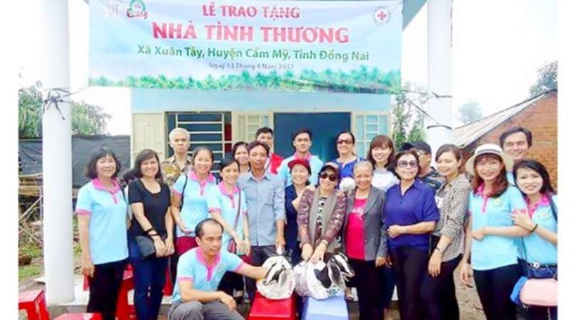 心德慈善組向一戶貧困家庭移交溫情屋。