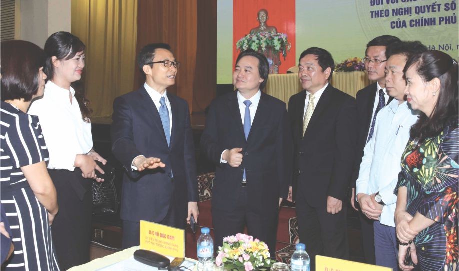 武德膽副總理與各代表交談。