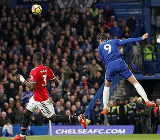 莫拉塔（右）頭槌絕殺曼聯。