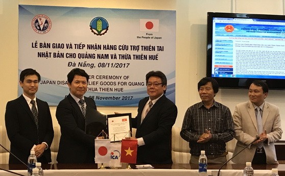 給廣南省與承天-順化省賑災物資的移交儀式。 ​