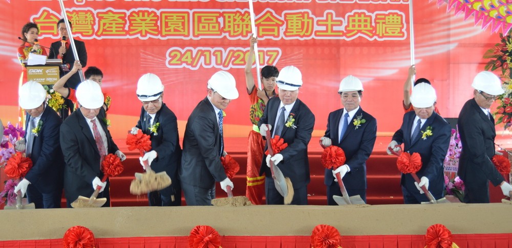 各代表與4公司領導同參與動土儀式。