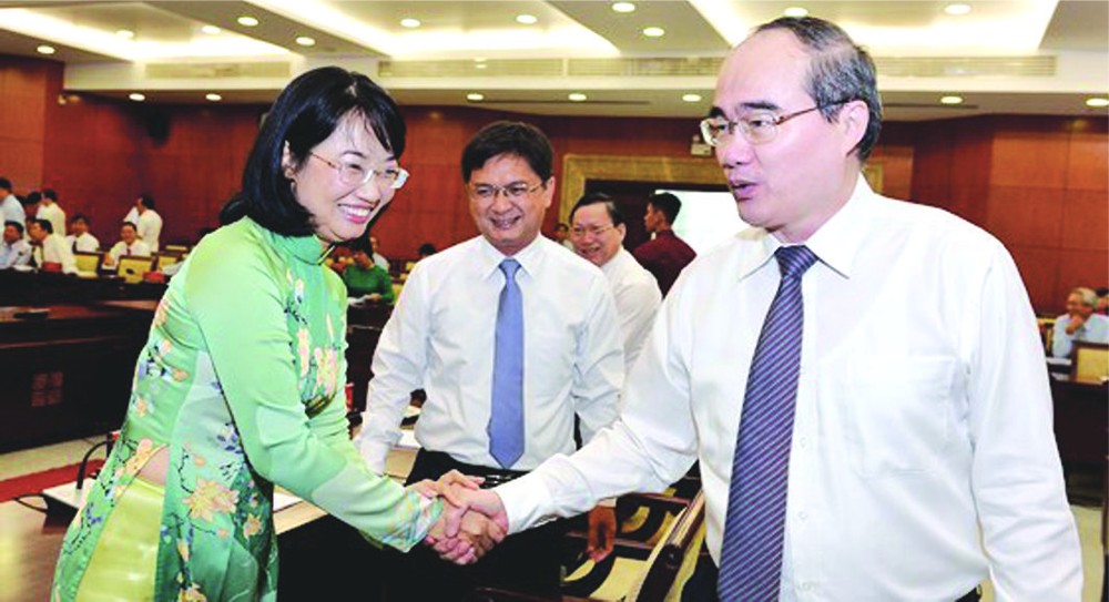 市委書記阮善仁與代表交換意見。