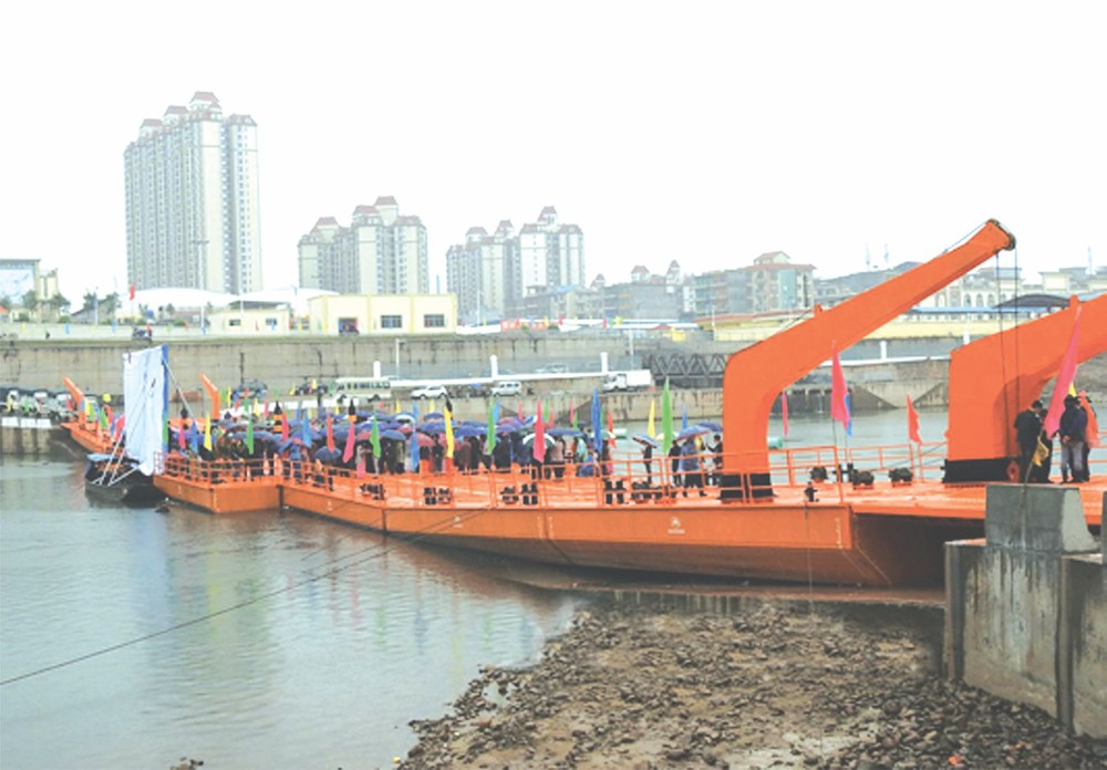 浮橋通車有助促進兩國貿易往來。