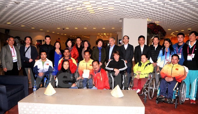 越南駐墨西哥大使阮淮陽（左九後排）與越南殘疾舉重隊合影。