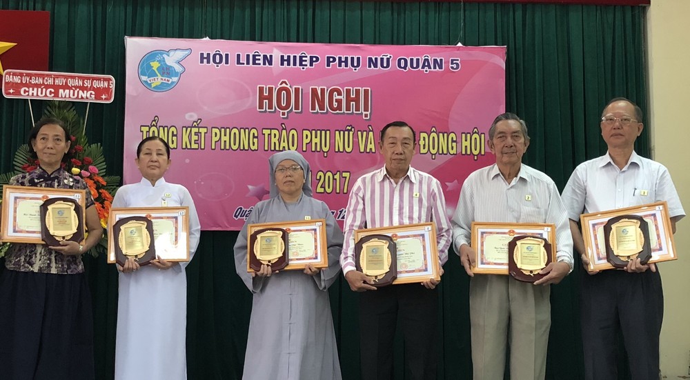 郡婦聯會已向各熱心單位頒發獎項，其中有穗城、二府、海南、溫陵等各華人會館和華人女企業家龐美玲。