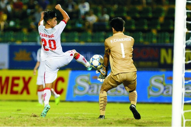 越南U21隊（白衣）缺少大膽突破，與勝利失之交臂。