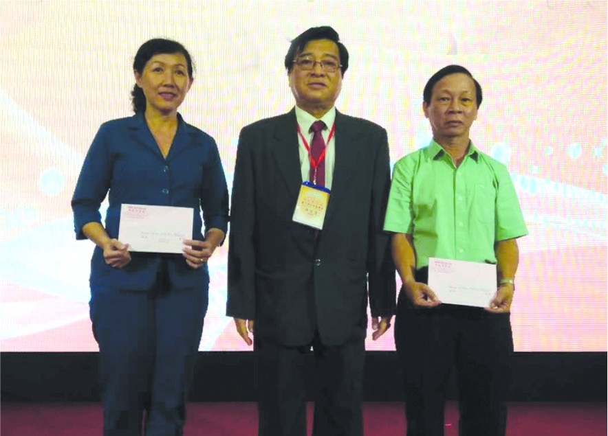 何冠忠理事長向郡、坊祖國 陣線委員會代表樂助「為窮人」 基金。