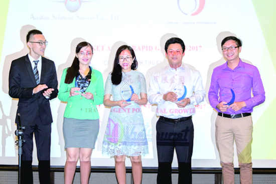 南航向各家華人旅行社頒獎。