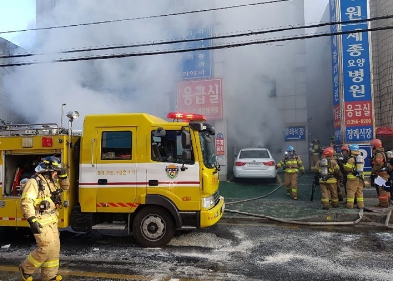 濃煙不斷冒出。