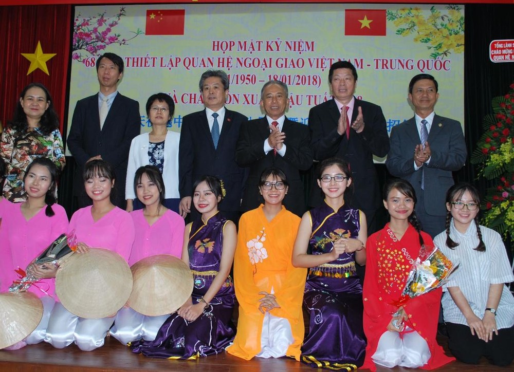 雙方領導與參加文藝表演的大學生合照留念。