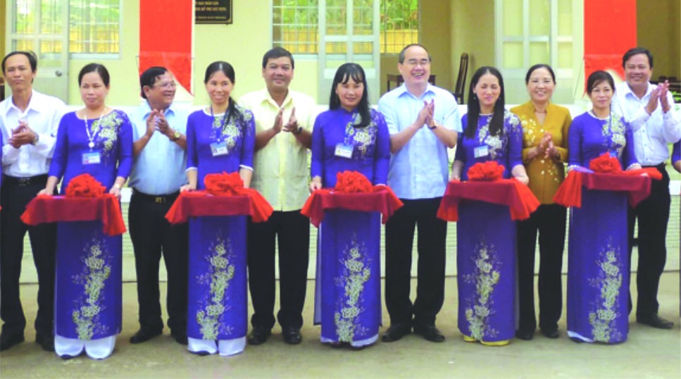 阮善仁同志出席二隆富初中學校落成儀式。