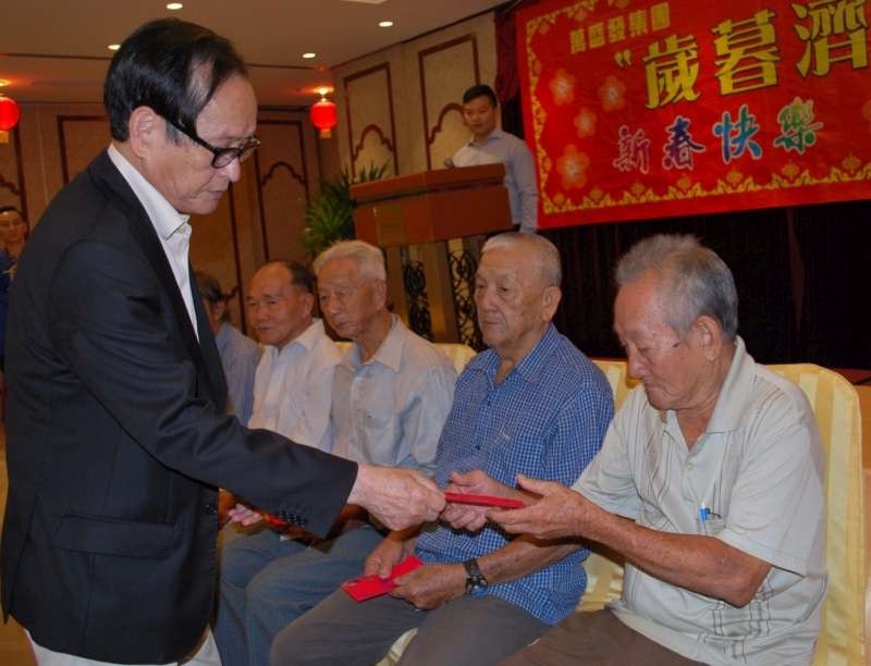 萬盛發集團代表張豐裕向貧困同胞贈送禮物。