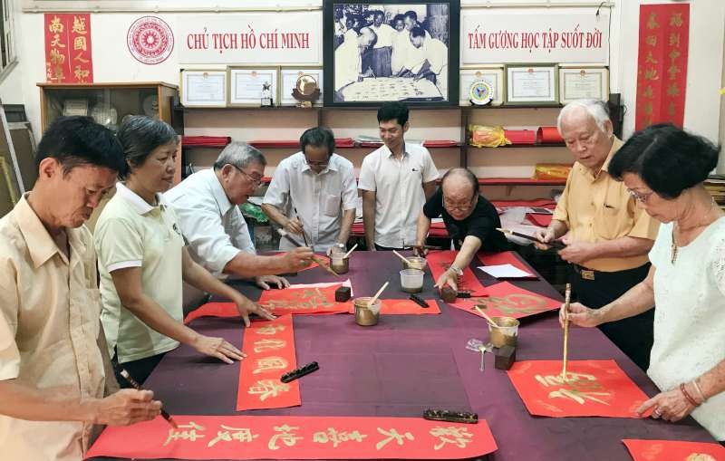 各書法家正為“慈善揮春”揮毫。