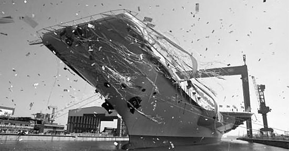 中國首艘國產航母船塢下水瞬間。