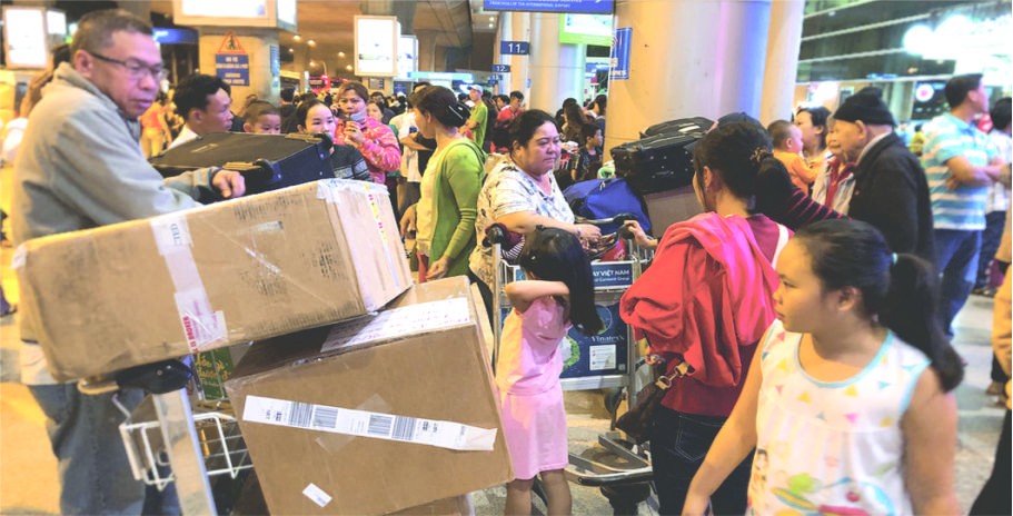 本市新山一機場國際航空港所有出入口擁擠得水洩不通。