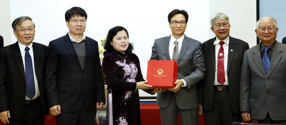 武德膽副總理轉交政府總理的禮物予各位醫師。