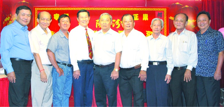 汾陽堂郭氏慶燈會會長郭志洪（右四）與諸位代表向大家送上祝福。