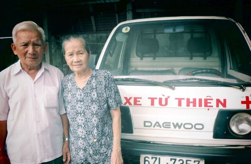 武文巡大伯與妻子范氏孟攜手為慈善工作出力。