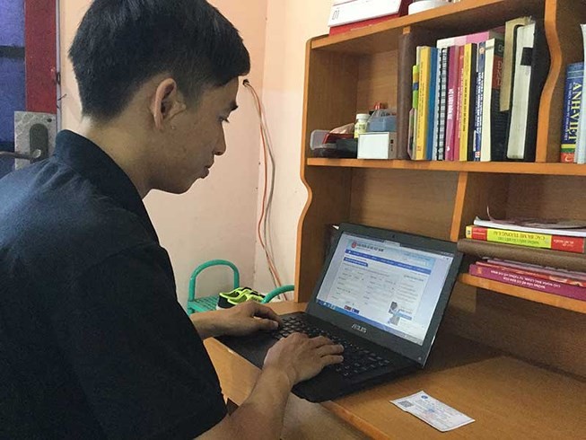 民眾上網查詢自己的社保資訊。