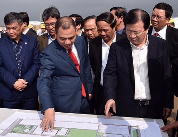 政府副總理鄭廷勇(右一)視察海防市。