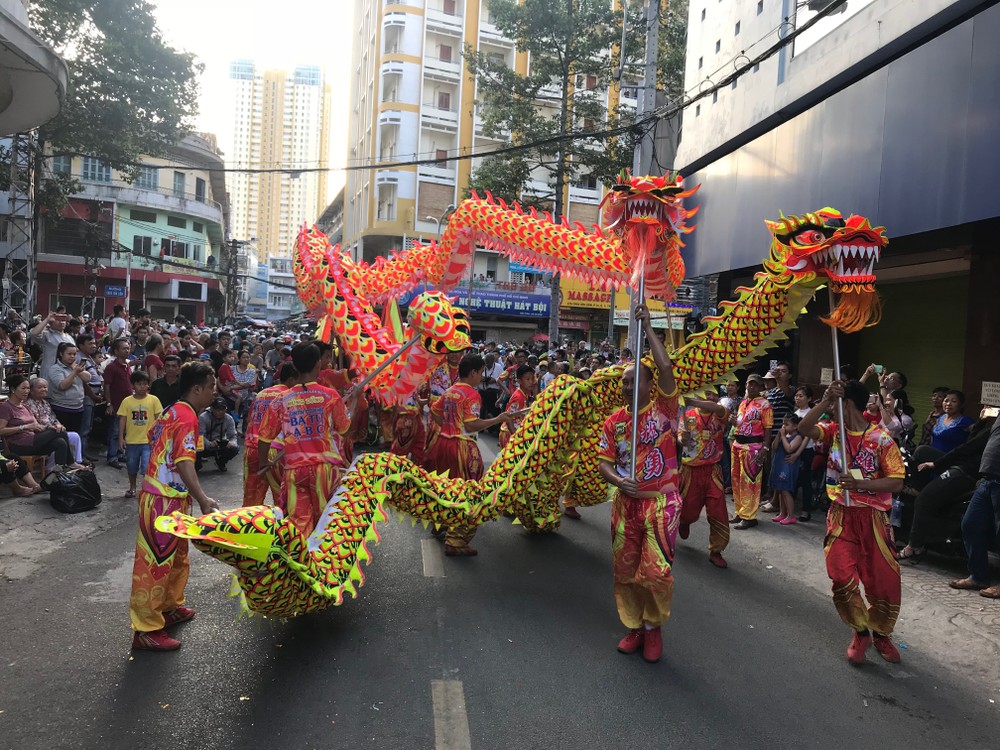 元宵遊行舞龍沿街表演。