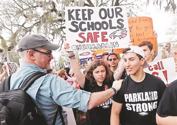 美國大學生上街遊行抗議。