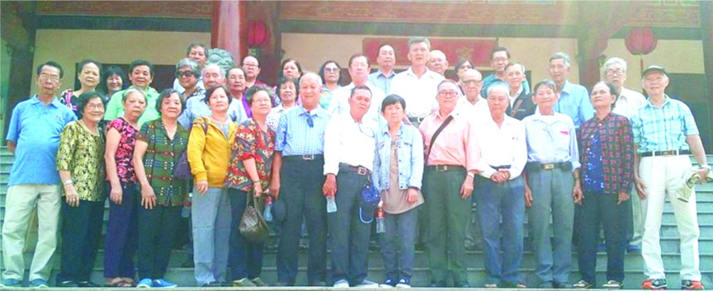 代表團於土龍木市新建天后宮前留影。